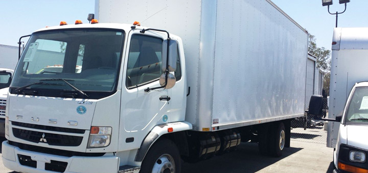evitar-puntos-ciegos-manejar-tu-camion-de-carga-observar