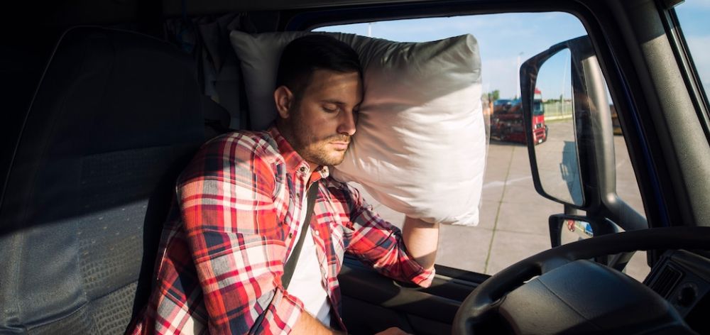 hombre durmiendo camion